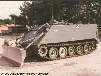 M113 Dozer-equipped (Front view, left side)